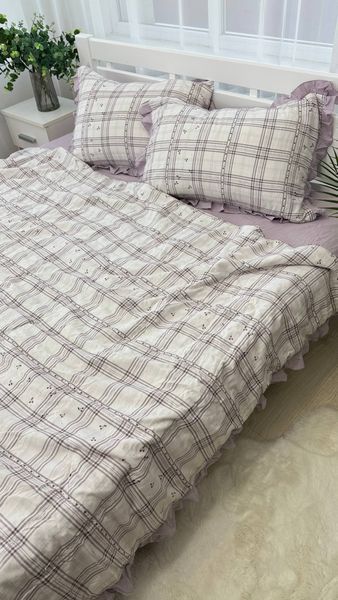 Постельное бельё из хлопка муслин жатка с летним одеялом с рюшками Colorful Home белое/серо-сиреневое принт клеточка Евро размер Білий/Сіро-Бузковий клітинка фото