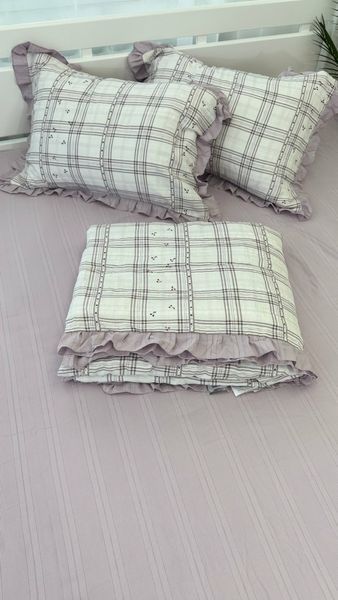 Постельное бельё из хлопка муслин жатка с летним одеялом с рюшками Colorful Home белое/серо-сиреневое принт клеточка Евро размер Білий/Сіро-Бузковий клітинка фото