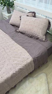 Постельное бельё из хлопка муслин жатка с летним одеялом с рюшками Colorful Home серо-лиловое/серо-бежевое принт горошек Евро размер Сірий/Сіро-бежевий горошок фото