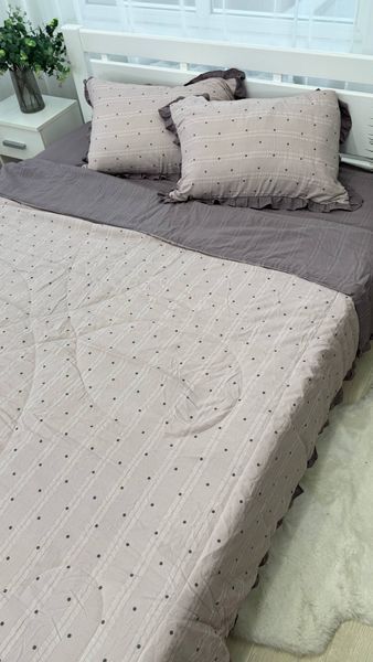 Постельное бельё из хлопка муслин жатка с летним одеялом с рюшками Colorful Home серо-лиловое/серо-бежевое принт горошек Евро размер Сірий/Сіро-бежевий горошок фото
